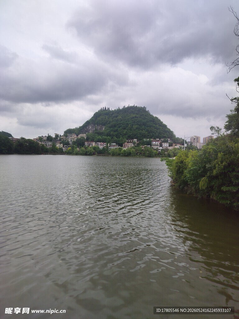 湖畔青山 云雾缭绕之景