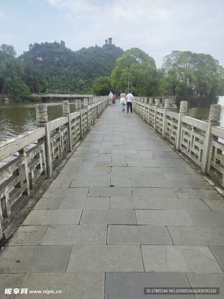 古桥漫步道  宁静自然景致