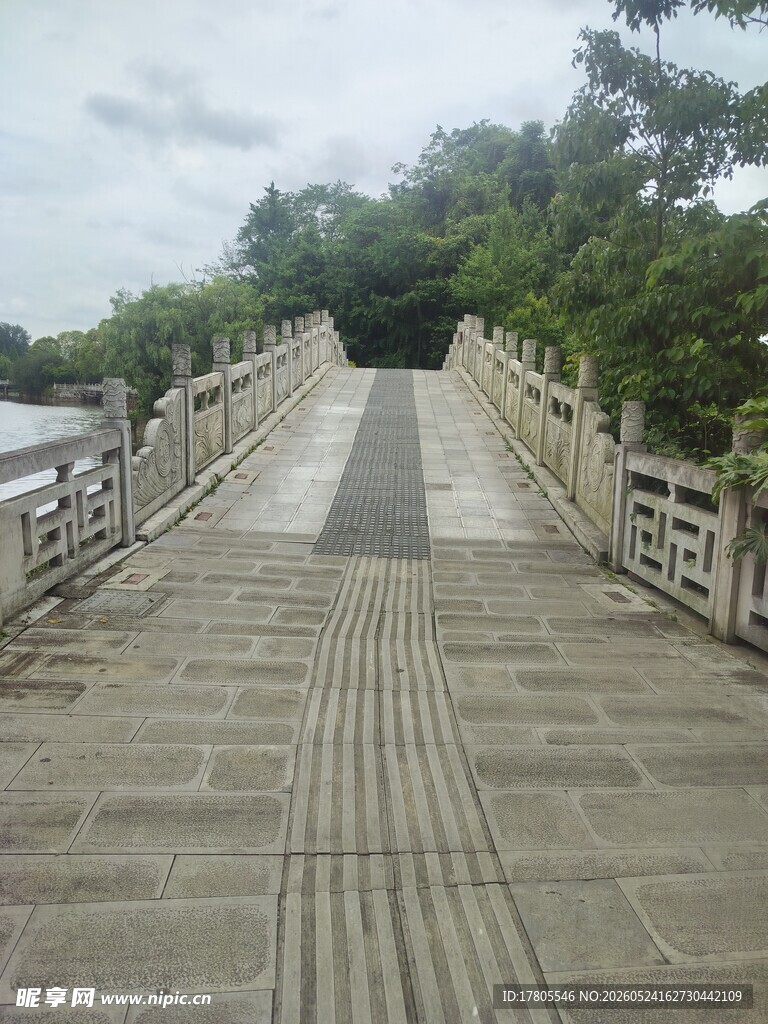 古朴石桥通往葱郁山林