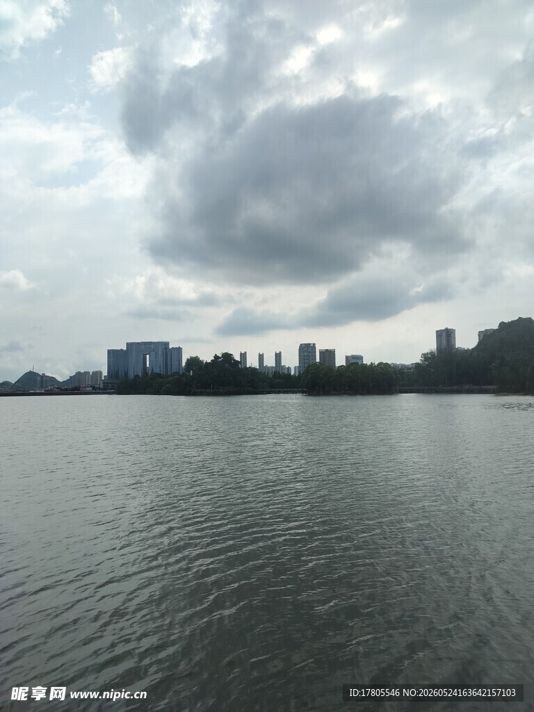 湖畔云景  静谧城市风光