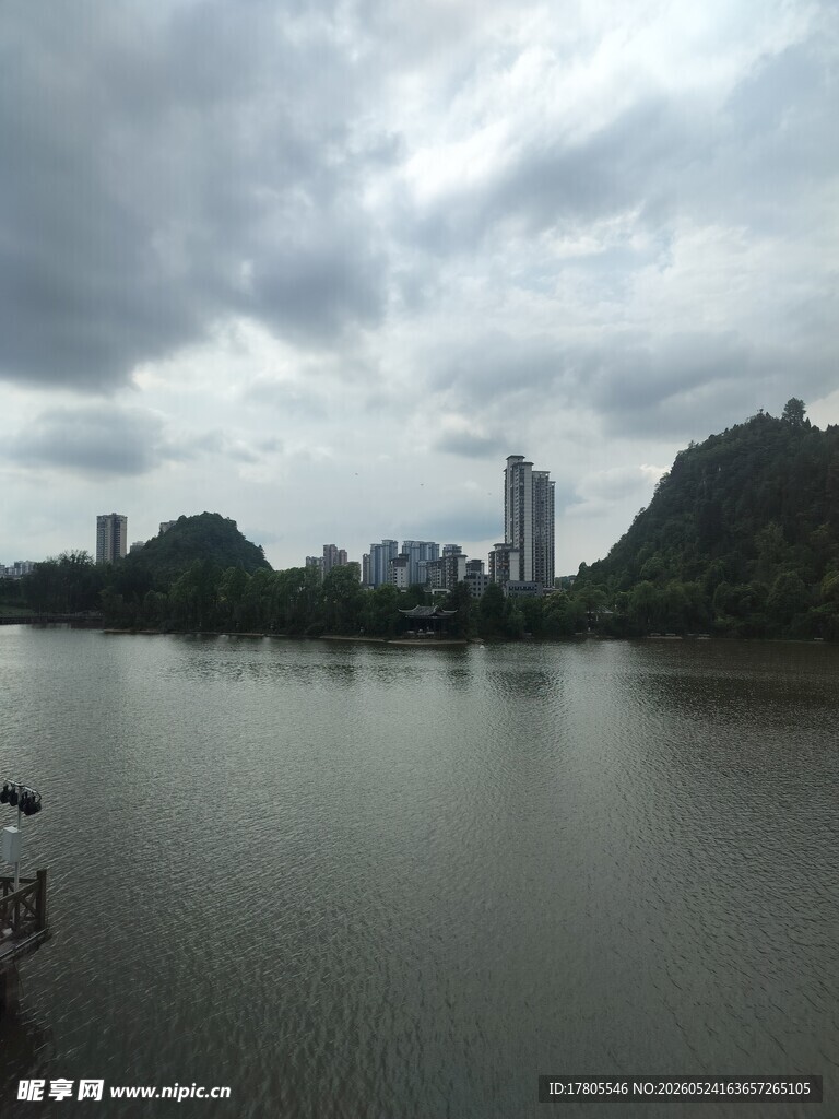 湖畔城市风光 云遮天际