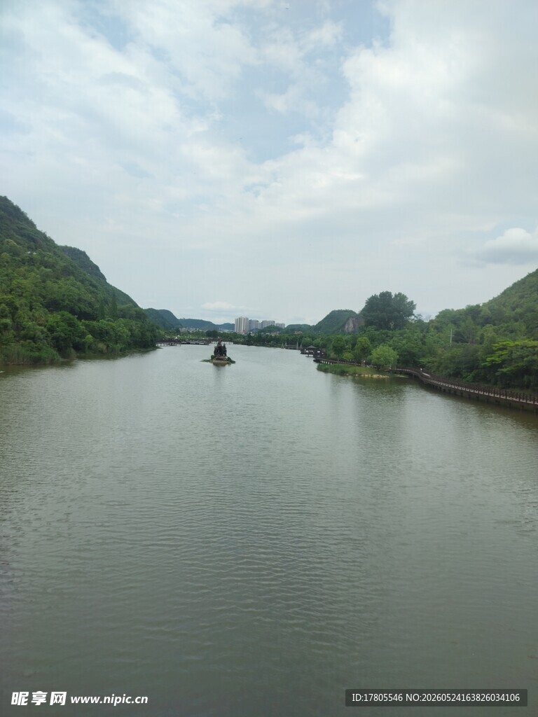 宁静河流与两岸青山景色