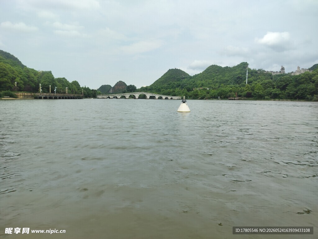 河畔风景