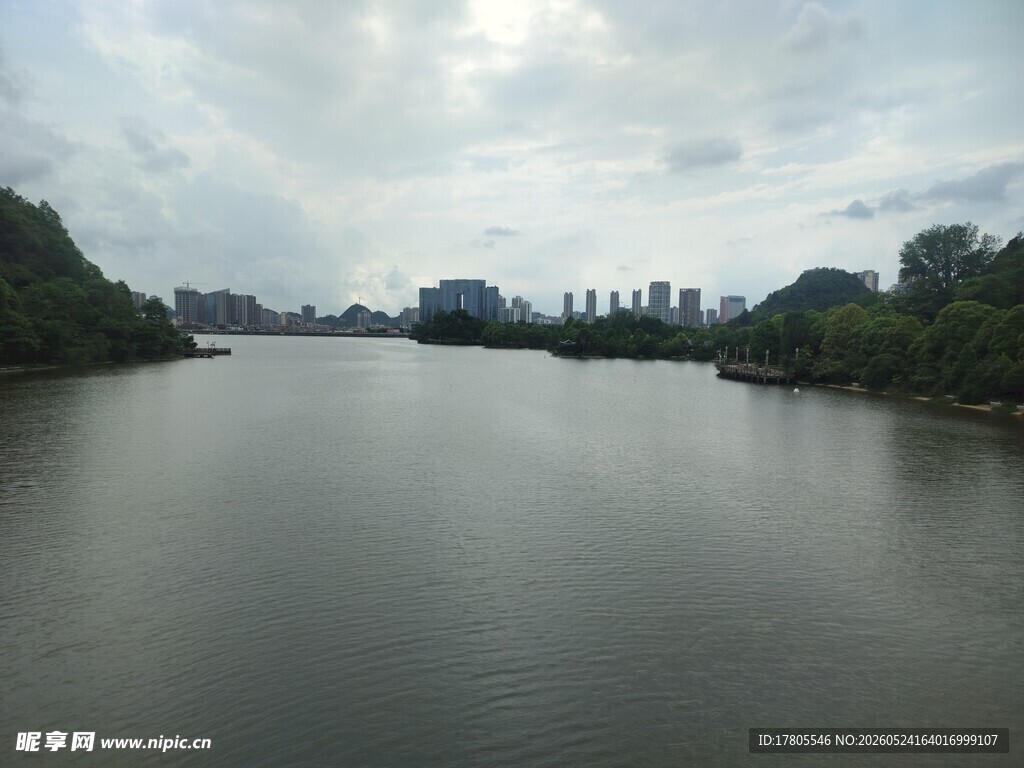 宁静河畔风光