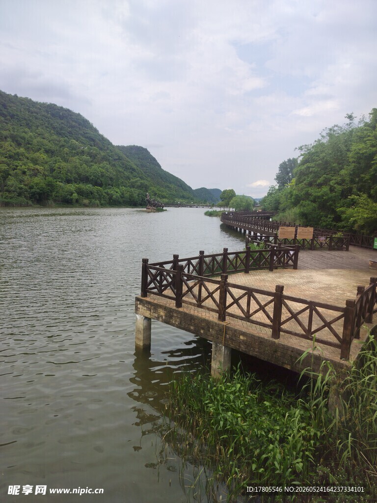 河畔木质栈道风景如画