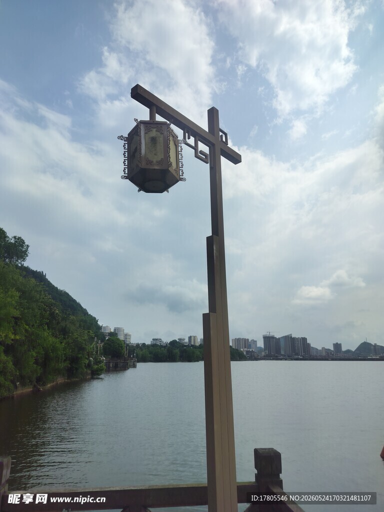 江畔木杆挂灯风景独好