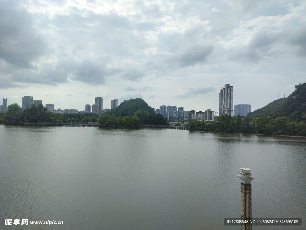 湖畔城市景观 山水相依