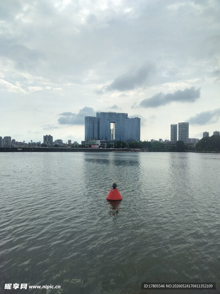 湖上泛舟者与远处城市景观
