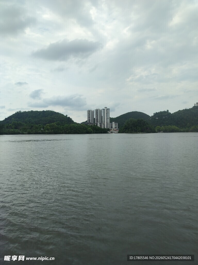 湖畔山峦间的朦胧景致