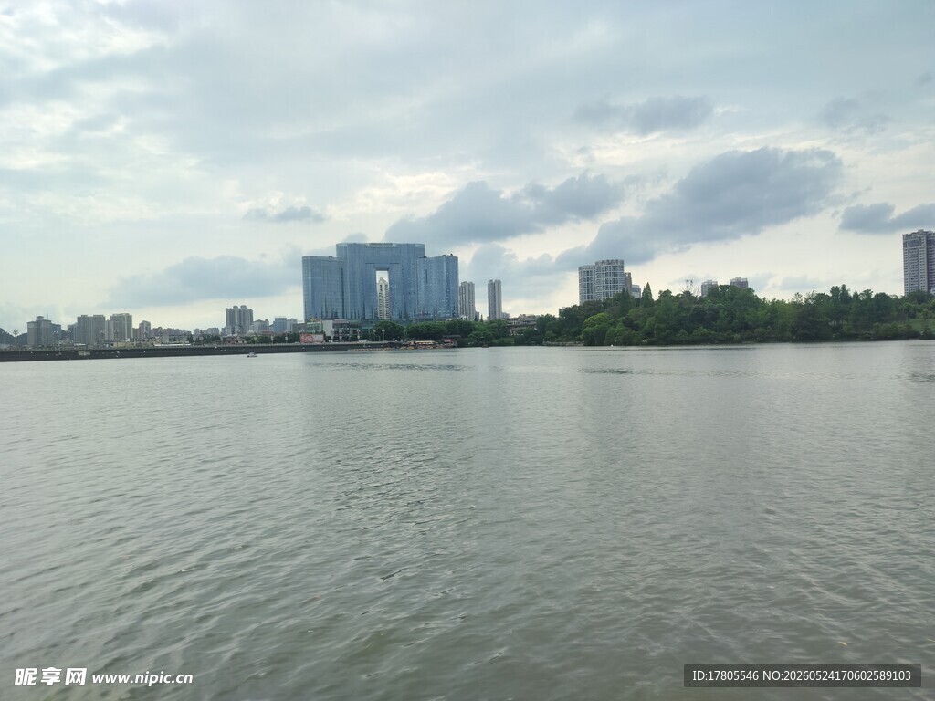 城市湖畔风光