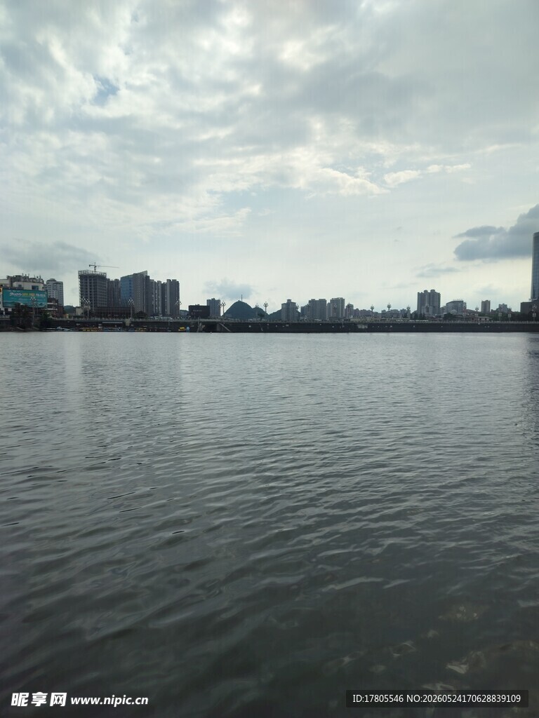 城市边的平静水域景观