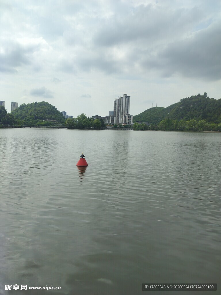 湖中红衣人 静谧水域风光