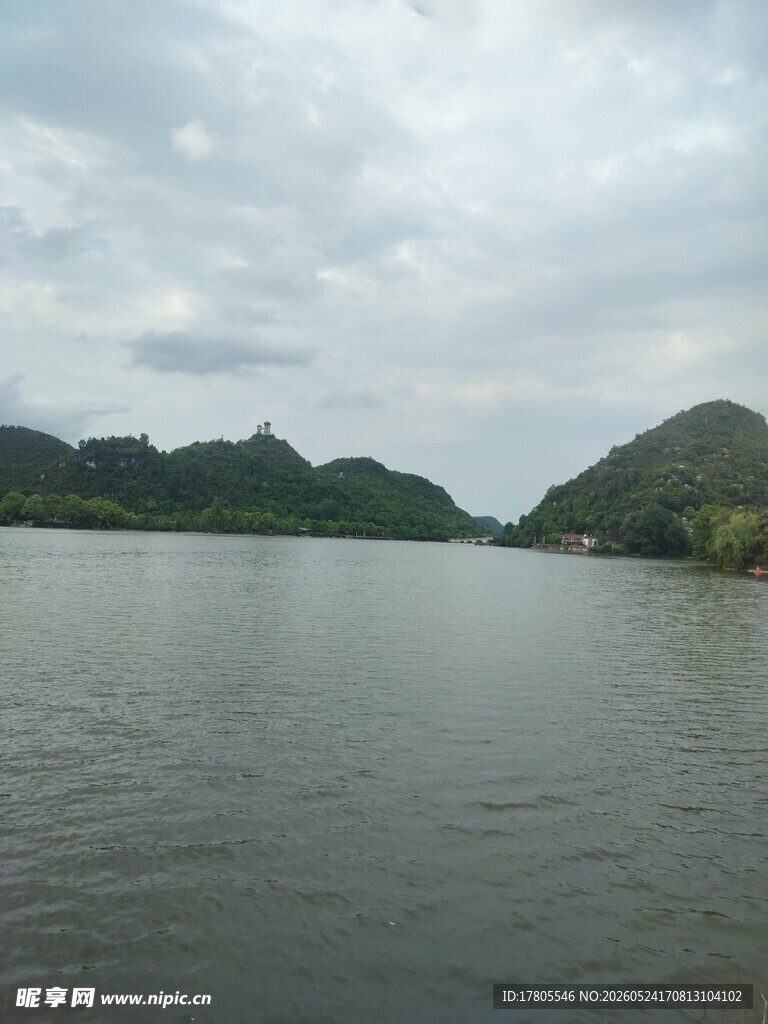 宁静山水湖景风光图