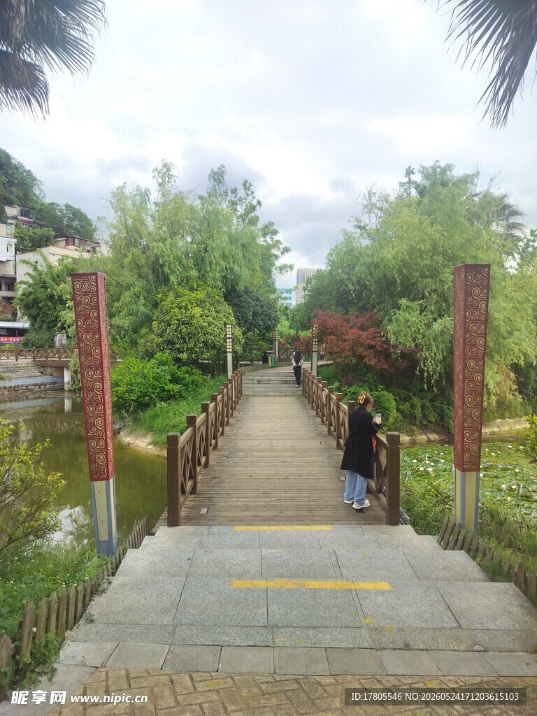 公园木栈道上的悠闲行人