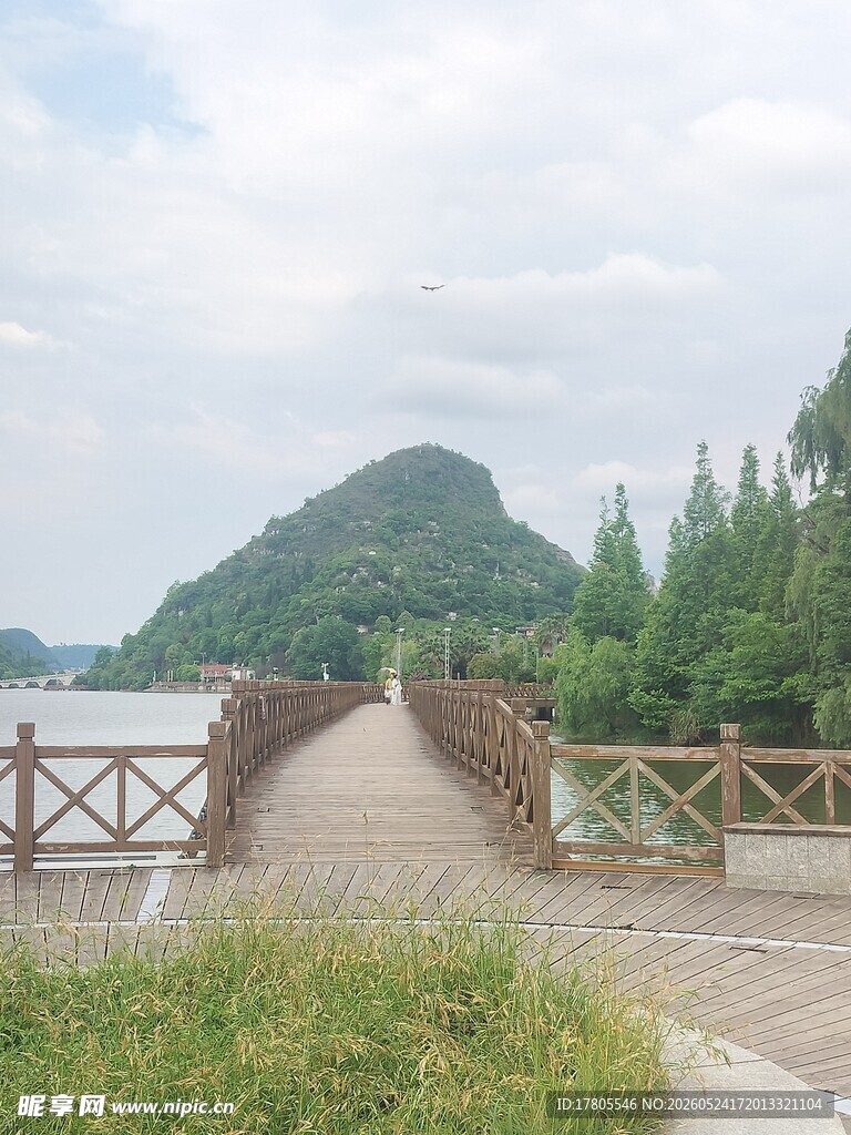 湖畔木桥通往青山美景