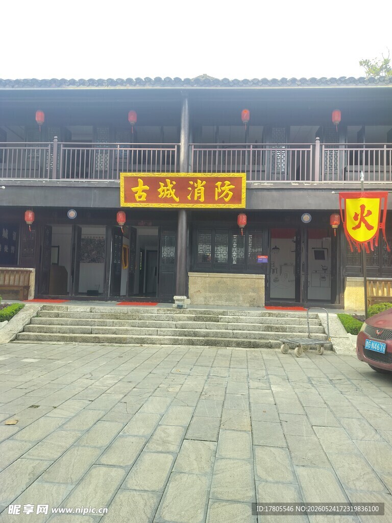 中式古建门前场景