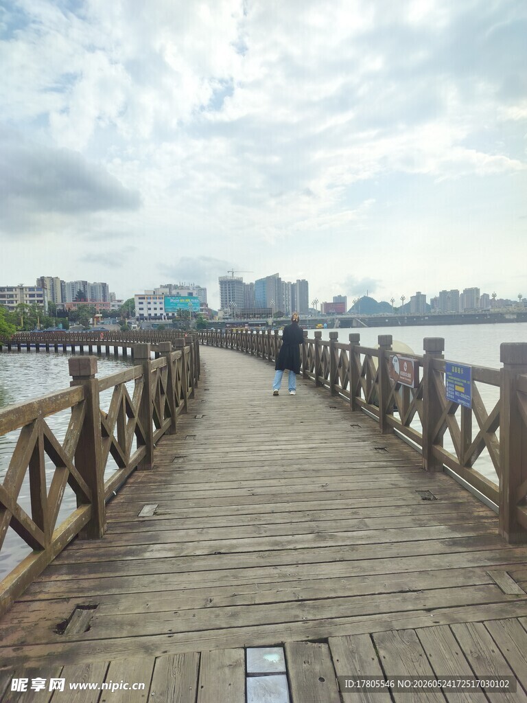 江边木栈道  漫步赏景处