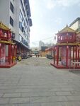 中式古亭点缀街道景观