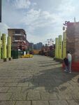 古街牌坊前的行人景象