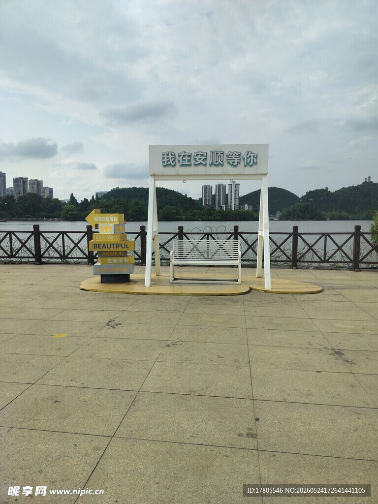 江边白色拱门观景平台