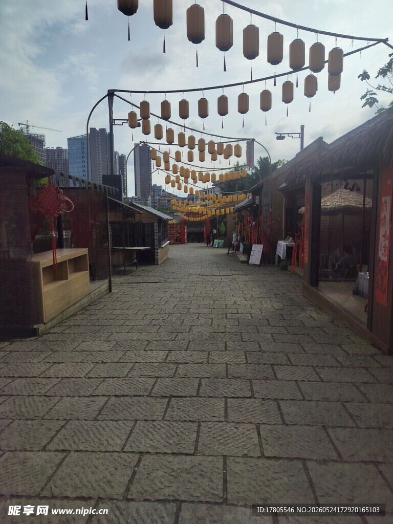 古街灯笼悬  尽显中式风情