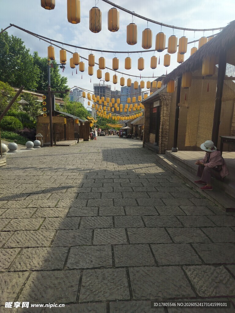 古巷挂饰营造诗意氛围