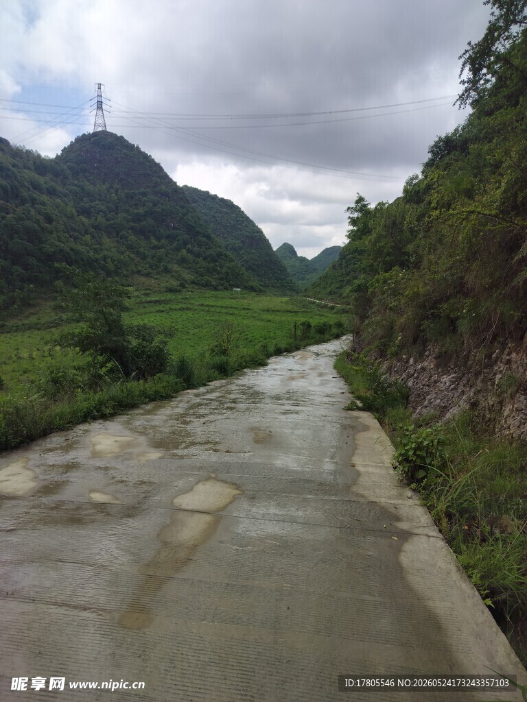 山间泥泞小路  绿意环绕