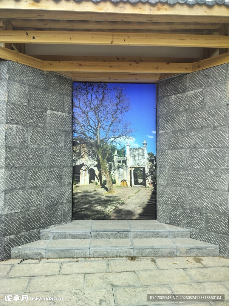 石屋门中窥乡村景致