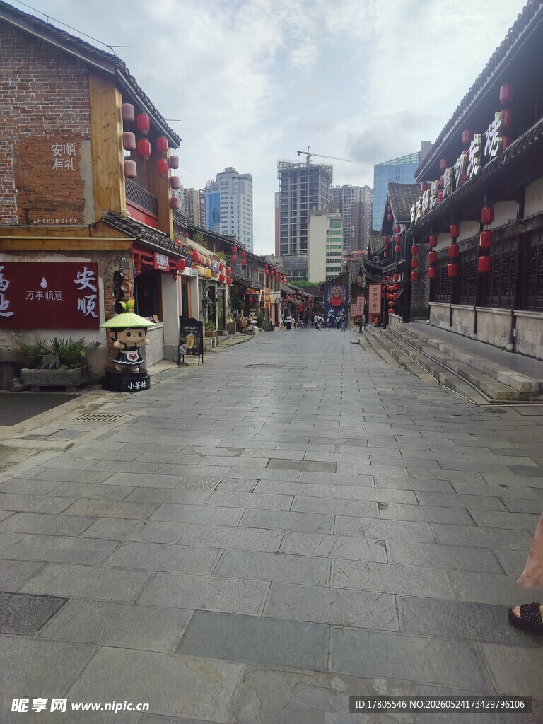 古街风貌  新旧建筑相映