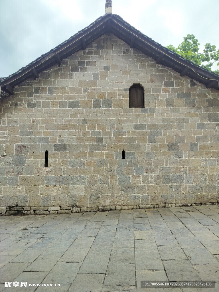 古老石砌墙面的传统建筑