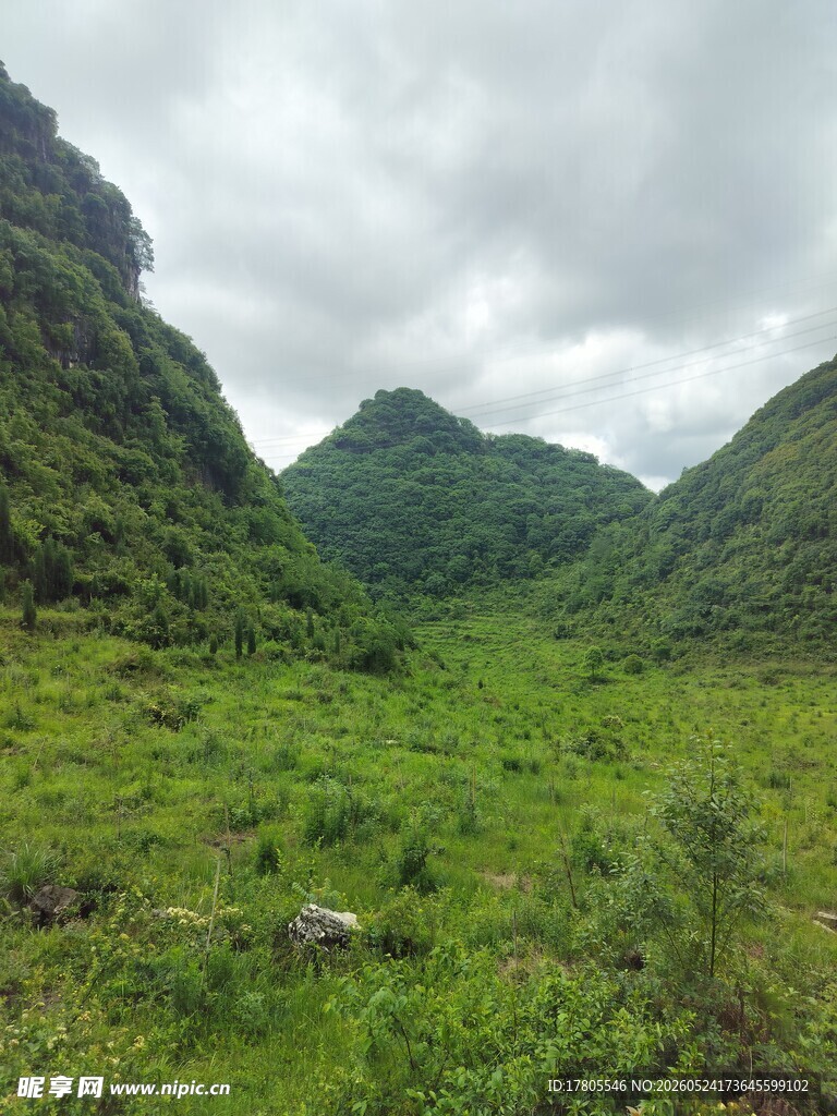 山间绿野风光