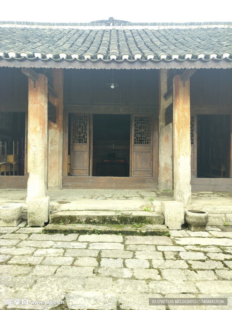 古朴中式老屋门前景象