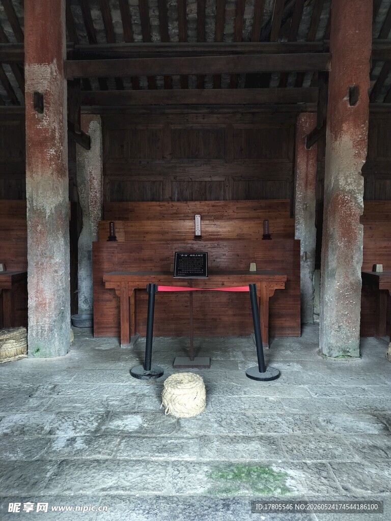 古旧室内的红桌与质朴陈设