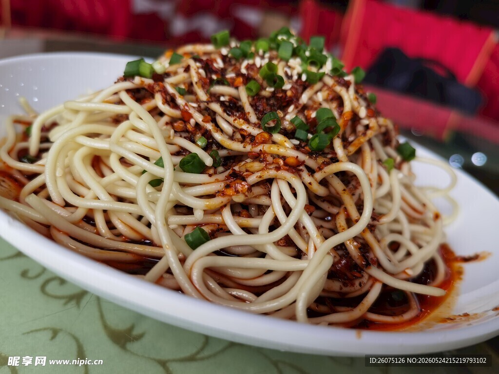 美味凉拌面香气扑鼻