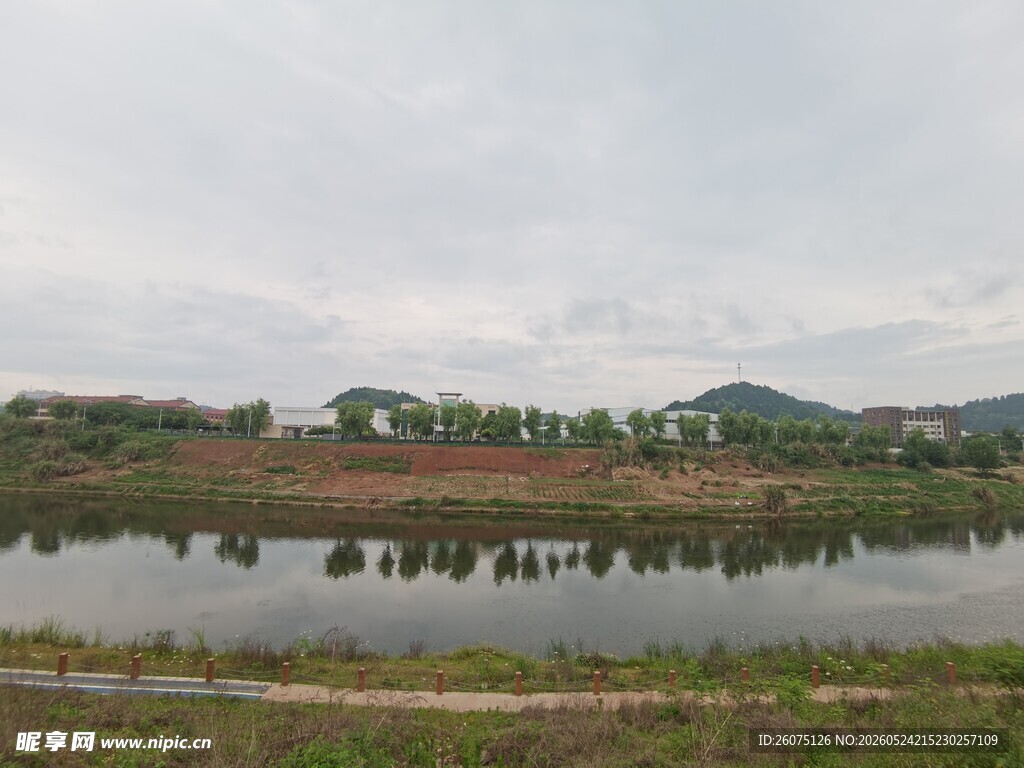 宁静湖边风景