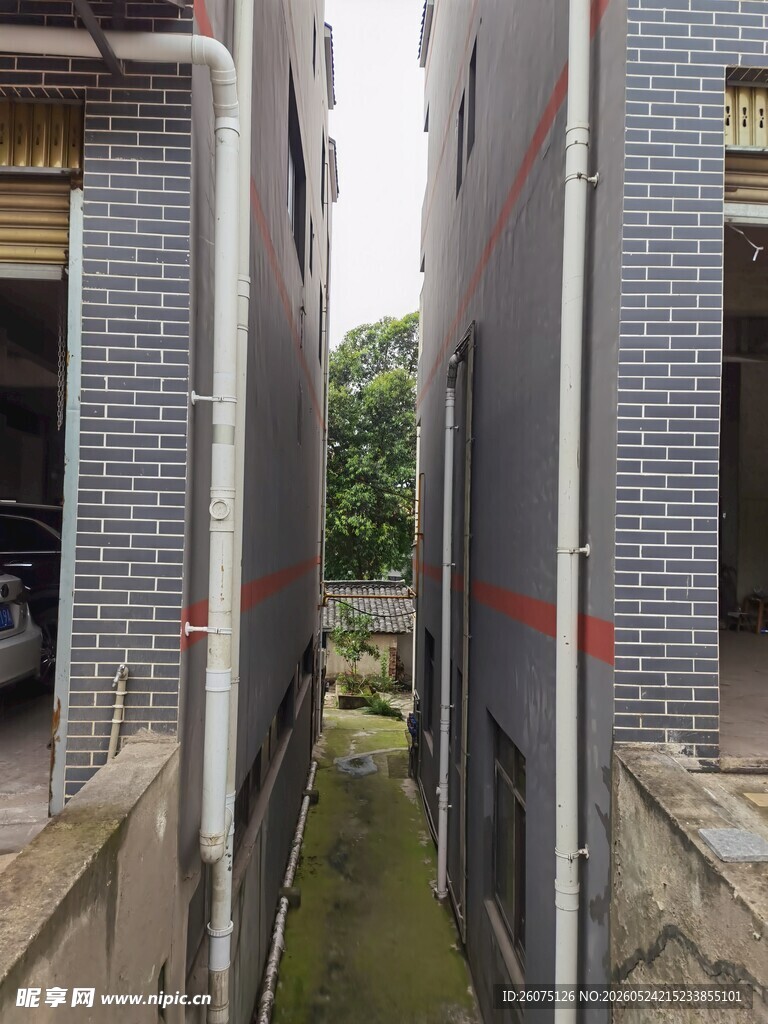 狭窄小巷中的灰砖建筑