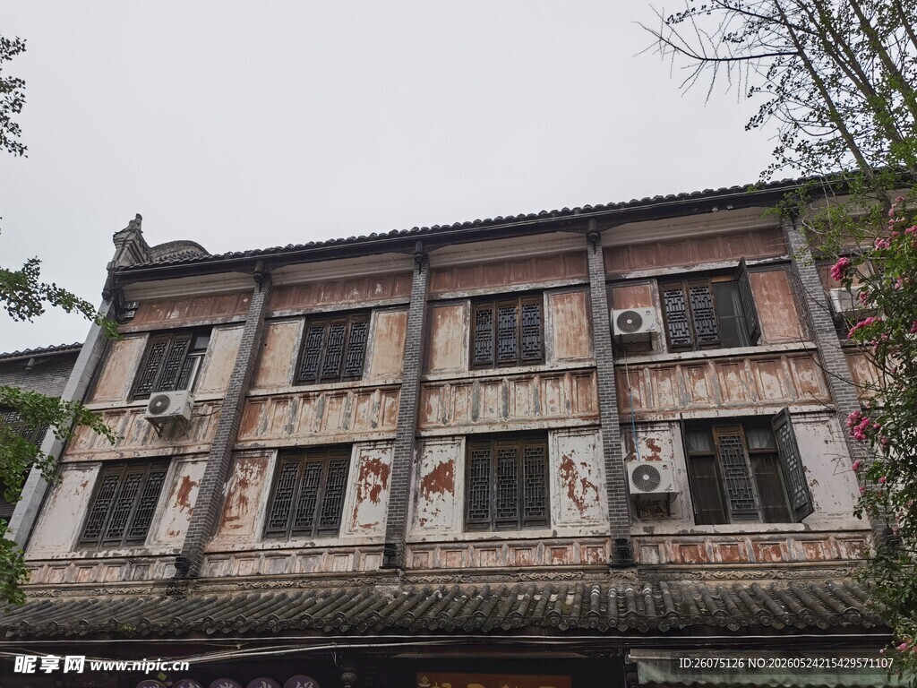 古老斑驳的多层中式建筑