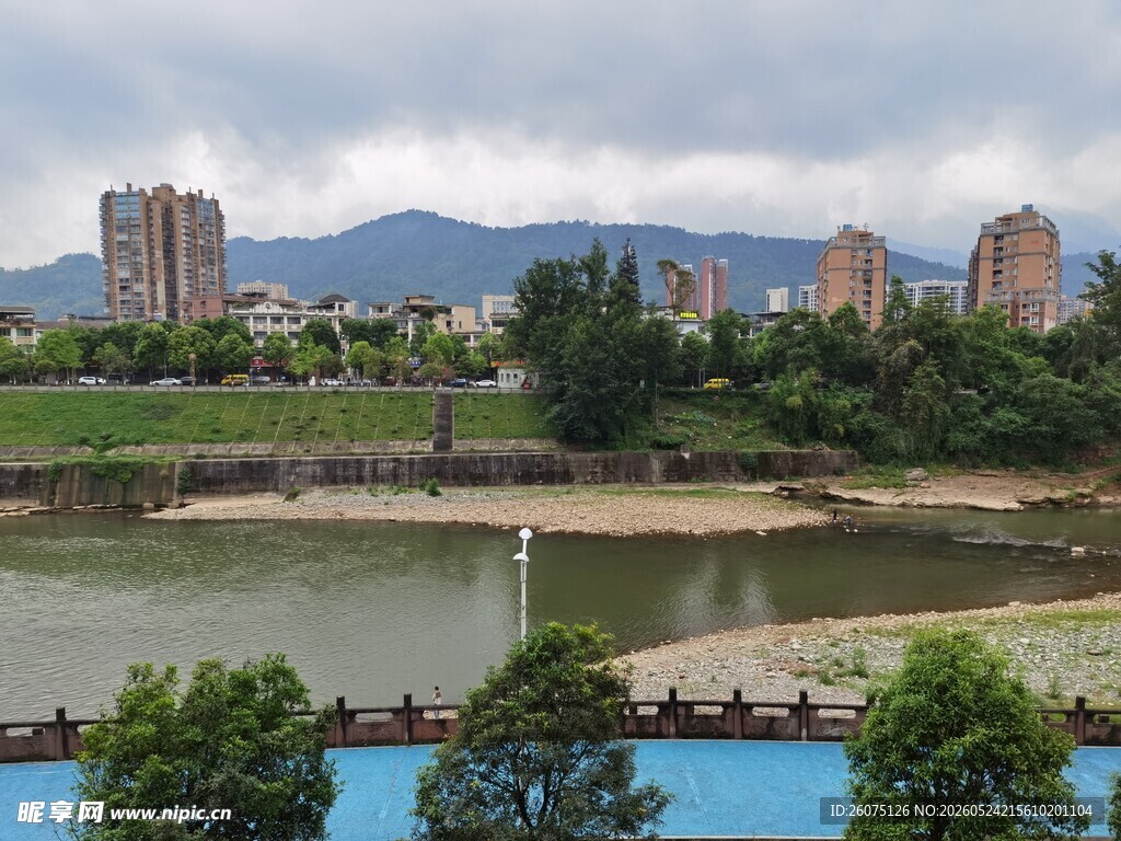 湖畔城市风光远山近景