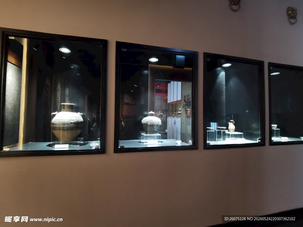 展示柜中的精美展品
