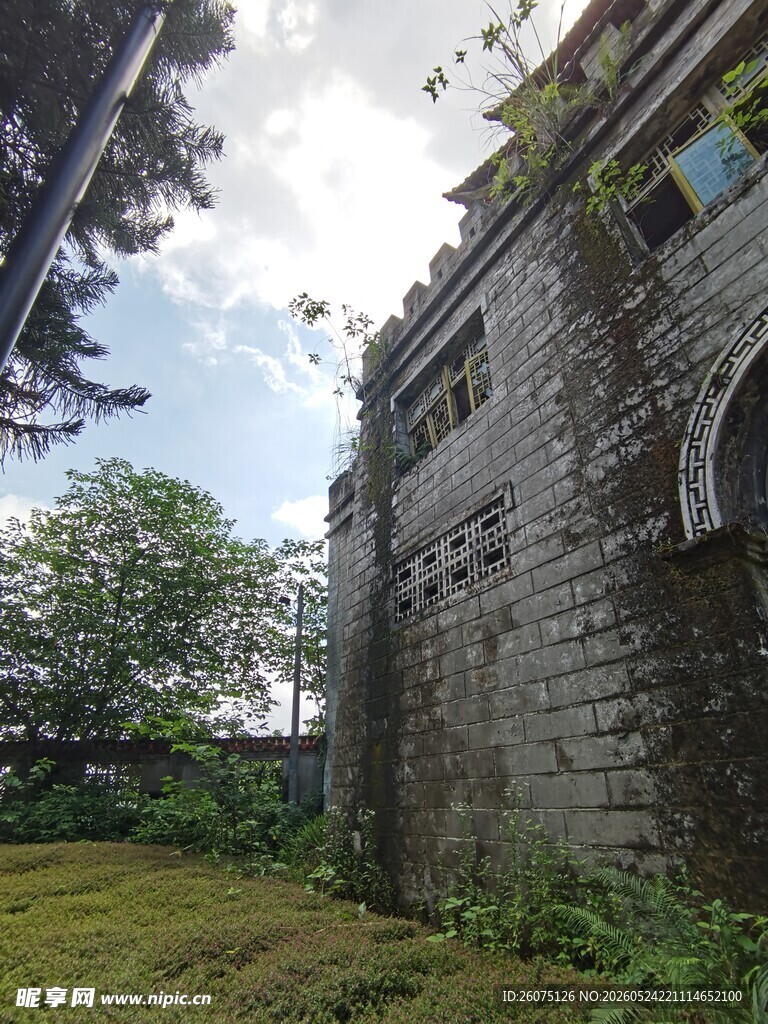 古老石墙与周边绿植景观