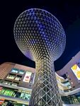 夜晚璀璨的球形地标建筑