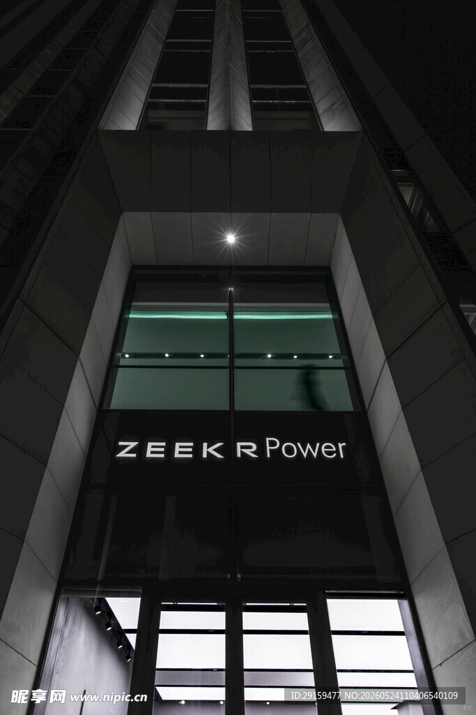 仰视视角下的高楼建筑