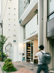 城市街边行人与现代建筑