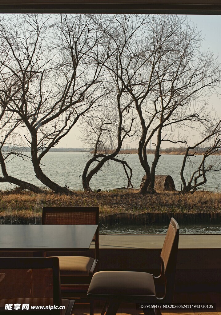 窗边海景餐桌优雅景致