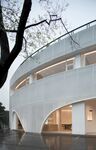 现代弧形白色建筑外观