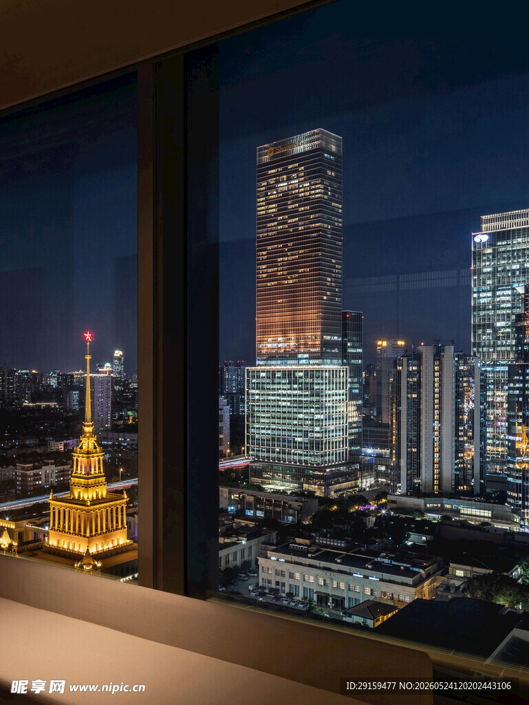 窗前夜景城市灯火璀璨
