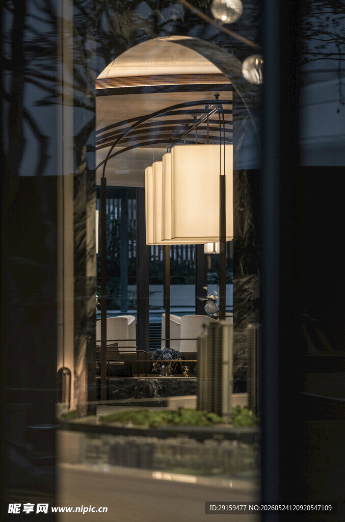 夜晚中的现代玻璃建筑