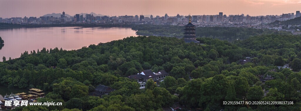 湖畔绿树环绕的城市黄昏景