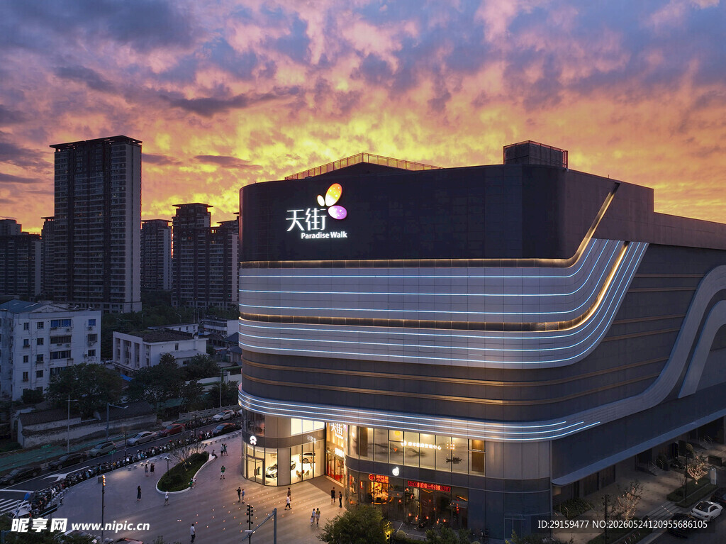 城市黄昏下的现代商业建筑
