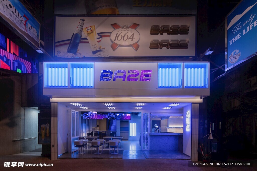 夜晚街边的明亮酒吧